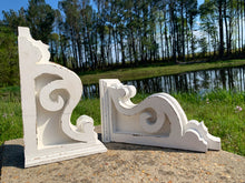 Load image into Gallery viewer, Pair of Victoria farmhouse corbels (small)
