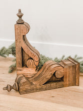 Load image into Gallery viewer, Pair of Rustic Finial corbels
