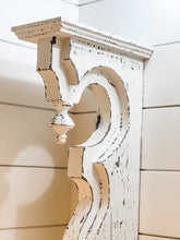 Load image into Gallery viewer, White Distressed Finial Corbel Pair
