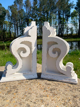 Load image into Gallery viewer, Pair of Victoria farmhouse corbels (small)
